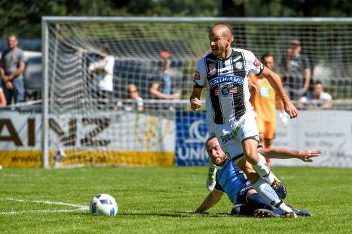 Das Einsteigen von Hards Semih Yasar (am Boden) gegen Sturms Fabian Koch war ein Foulspiel, aber niemals eine Rote Karte wert. Foto: gepa