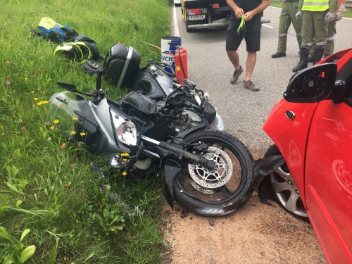 Das Motorrad, mit dem ein Schweizer und seine Mitfahrerin verunglückten und unbestimmten Grades verletzt wurden. Foto: Vol.at/Madlener