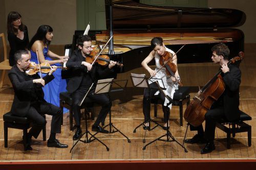 Das Quatuor Ebène mit der Pianistin Shani Diluka und der Bratschistin Tomoko Akasaka im Markus-Sittikus-Saal.  Foto: Schubertiade