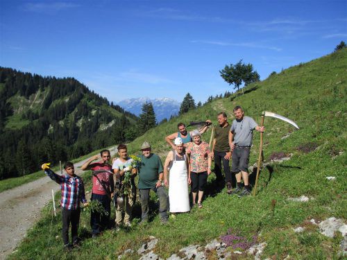 Das Schwenden macht „Scheibi“ und den Asylwerbern sichtlich Spaß.  Foto: Gemeinde