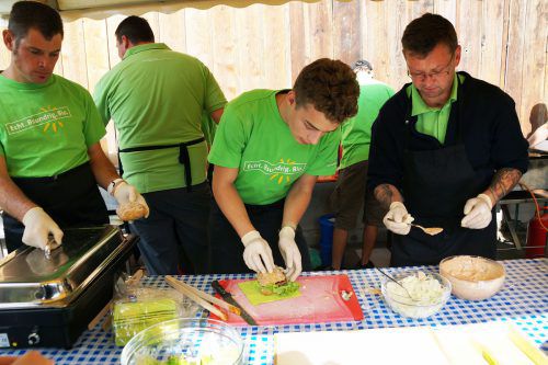 Das Sunnahof-Team wird beim Festival auch Burger zubereiten.
