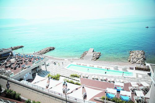 Das Valamar Girandella Resort wurde 2017 eröffnet und liegt wunderschön am Meer in Rabac, an der Ostküste Istriens. 