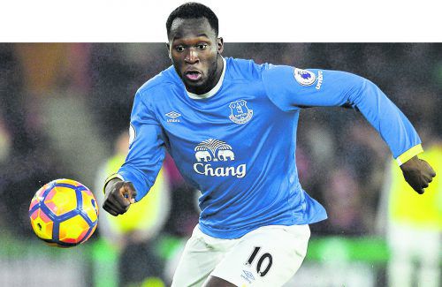 Der Belgier Romelu Lukaku legt den Everton-Dress nun ab und wechselt innerhalb der englischen Premier League zu Manchester United. Foto: afp