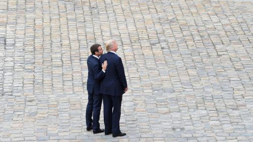 Der französische Präsident empfing seinen US-Amtskollegen mit militärischen Ehren in Paris.  Foto: AFP