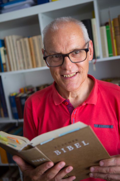 Der Glaube ist Stefan Buschauers Lebenselixier. Das tägliche Lesen in der Bibel erbaut ihn. Foto: VN/Klaus Hartinger
