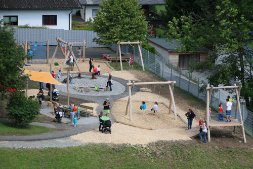 Der neue Dorfspielplatz erfreut sich großer Beliebtheit. Gleiches erhofft man sich in Thüringerberg von der neuen Sportanlage. Foto: Gemeinde