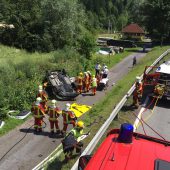 Auto landet auf Dach