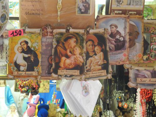 Devotionalienstand vor der Antonius-Basilika in Padua.  Foto: VN/Dietrich