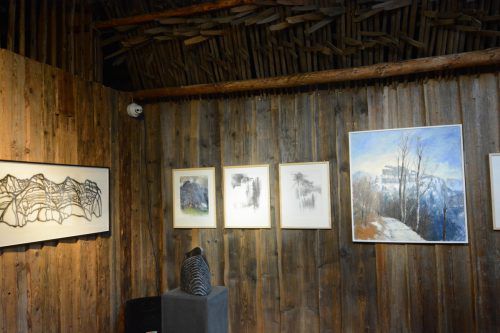 Die Alps Hoamat bietet ein entsprechendes Ambiente für Kanisfluh-Bilder und -Skulpturen.  Foto: VN/Cd