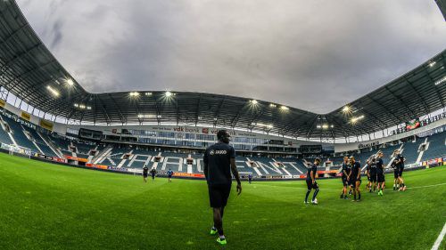 Die Altach-Kicker rund um Moumi Ngamaleu wollen heute in der mordernen, 20.000 Zuschauer fassenden Ghelamco-Arena von Gent die nächste Überraschung liefern. Foto: gepa