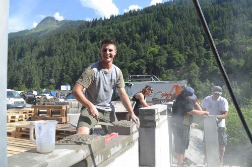 Die Bauarbeiten machten den Jugendlichen sichtlich Spaß.