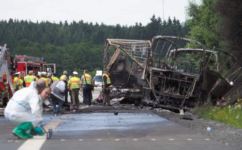 Die Reisegruppe war unterwegs zum Gardasee. Von dem Fahrzeug blieb nur ein Stangengerippe übrig, die Retter sahen ein Bild des Schreckens. Foto: AFP