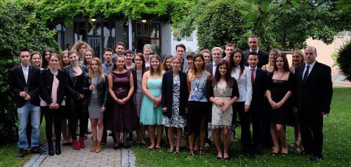 Die Übergabe der Teil- und Abschlusszeugnisse fand am Wochenende im Beisein der Direktoren Klaus Mähr und Bertram Summer im Lehrhotel Rätia statt. Foto: SE