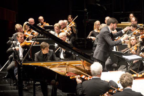 Die Wiener Symphoniker mit dem Dirigenten Antonio Mendéz und dem Pianisten Javier Perianes. Foto: BF/Mathis