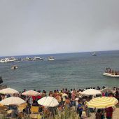 Touristen fliehen vor Waldbränden in Italien