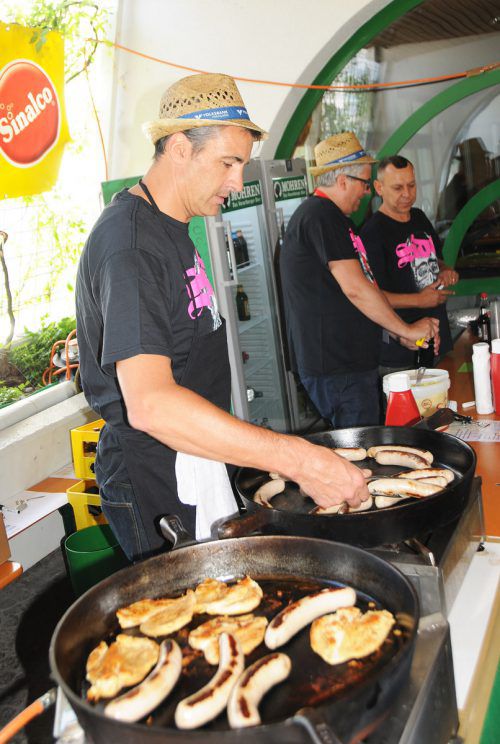 Direktor Klaus Trenker bewährt sich am Grill.