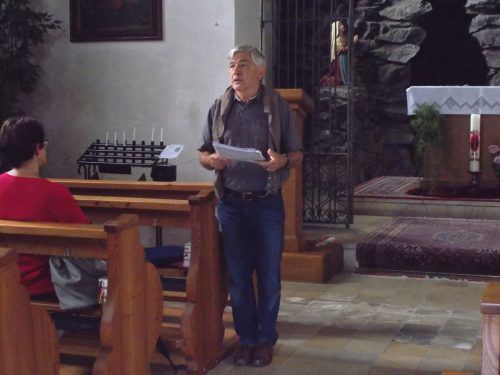 Edmund Banzer erzählt die Geschichte der Karlskapelle.
