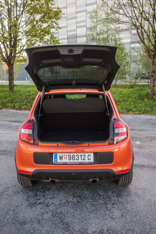 Eindruck: Renault hat den Twingo ganz auf sportlich getrimmt. Knackige Schaltung, direkte Rückmeldung der Straße und kräftiger Motor. Allerdings geht das stark auf Kosten des Komforts. Sehr übersichtlich ist auch der Kofferraum ausgefallen.
