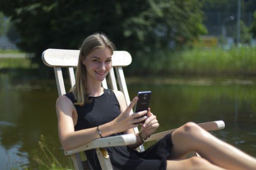 Eva aus Lochau setzt auf hilfreiche Urlaubsapps.  Foto:VN/Pauitsch