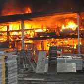 Industriehalle im Fürstentum in Brand