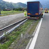 Lkw fegt Mittelleitschiene weg