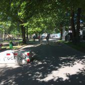 Sprayer bei den Anti-Terror-Pollern