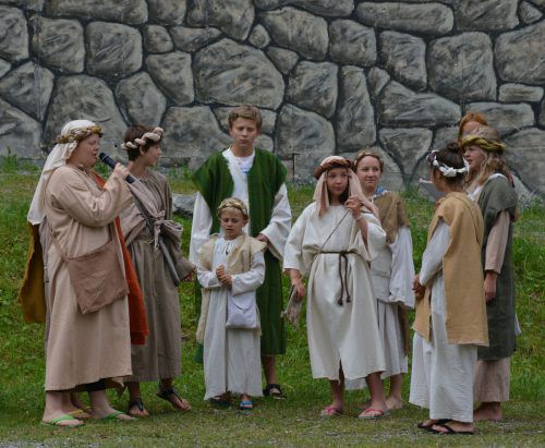 Für das Klostertal war die gestrige Premiere der Passionsspiele auch ein Familienfest, denn es wirken rund 200 Amateure mit.   Foto: FEhle