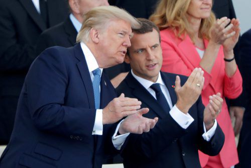 Gemeinsam mit Macron beobachtet der US-Präsident die traditionelle Militärparade auf den Pariser Champs-Élysées.  Foto: reuters