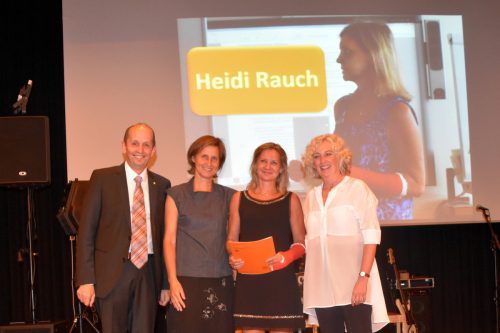 Gerhart Hofer, Klassenlehrerin Susanne Gstettner und Soziallandesrätin Katharina Wiesflecker überreichten die Diplome. Foto: loa
