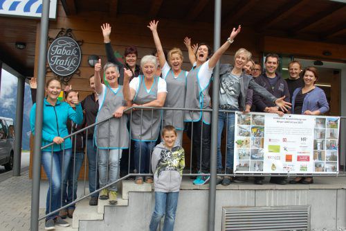 Große Freude herrschte am Tag der Wiedereröffnung des „Bärger Lädili“ bei Mitarbeitern und Bevölkerung.  Foto: str