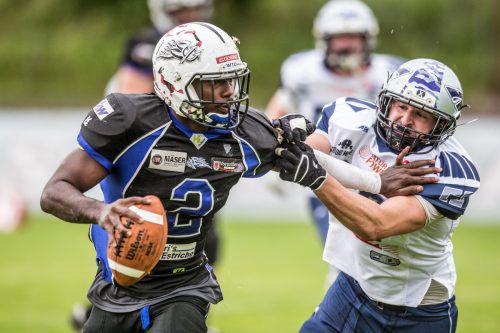 Hohenems-Quarterback Quentin Williams (links) zeigte sich besonders flink und wich den gegnerischen Tackles meist gekonnt aus. Foto: Vn/sams