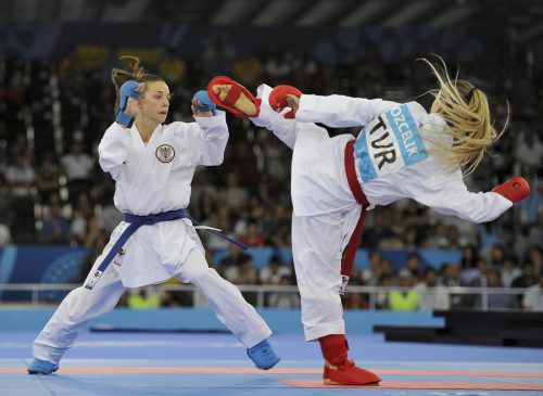 Im direkten Duell um den Halbfinaleinzug unterlag Bettina Plank (l.) der Türkin Serap Ozcelik mit 0:2-Punkten. Foto: GEPA