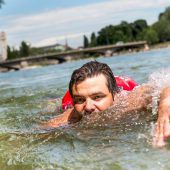 Münchner schwimmt täglich zum Arbeitsplatz