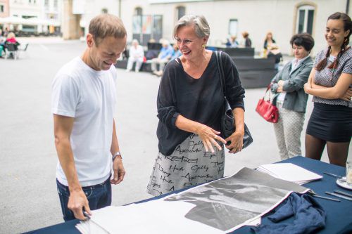 Jakob Kolding hat gestern seinen Starschnitt in der Beilage „20 Jahre Kunsthaus Bregenz“ signiert. Foto: SamS