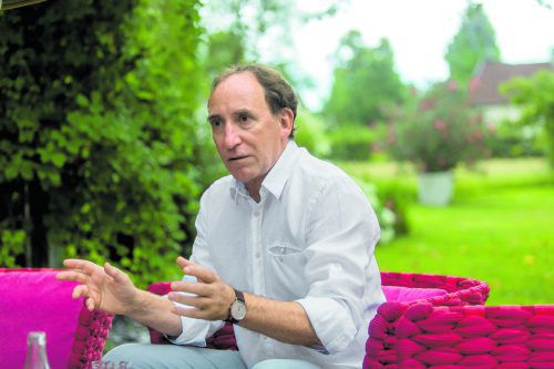 Johannes Rauch sprach im Garten des Restaurants Guth in Lauterach mit den VN über das grüne Potenzial im Land. Foto: VN/Paulitsch