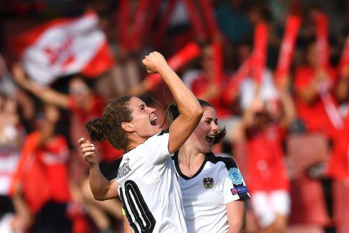 Jubel bei Goldtorschützin Nina Burger (im Bild links mit Sarah Zadrazil). Die Legionärin aus Deutschland hat gegen die Schweiz ihre Torsperre im Nationalteam beendet. Foto: afp