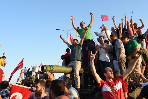 Jubel über den gescheiterten Putsch: Bilder wie dieses gingen im Vorjahr um die Welt.  Foto: AFP