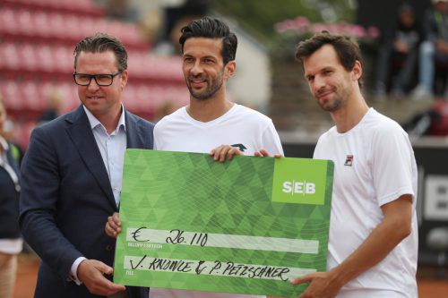 Julian Knowle (l.) gewann in Baastad seinen ersten Titel mit dem deutschen Partner Philipp Petzschner. Foto: ap
