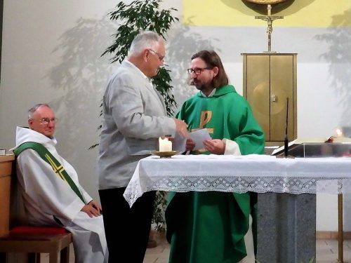 Klostervater Heinz Seeburger verabschiedet Pater Johannes (r.).