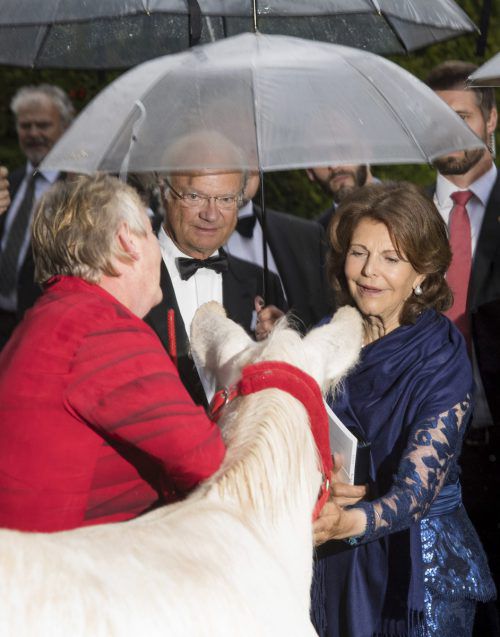 Königlich-tierische Begegnung vor der Premiere. Foto: AP