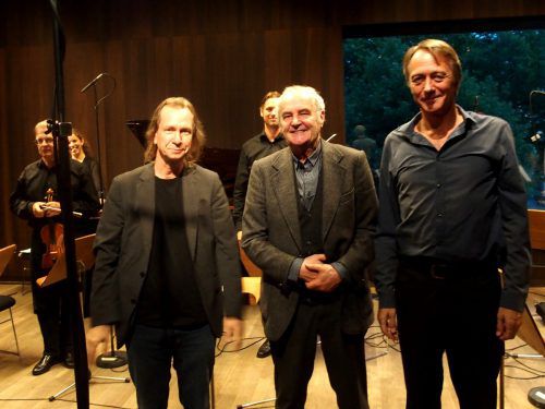 Komponist Gerold Amann mit seinen Schülern, den Komponisten und Musikern Michael Floredo und Gerald Futscher, beim Schlussapplaus.