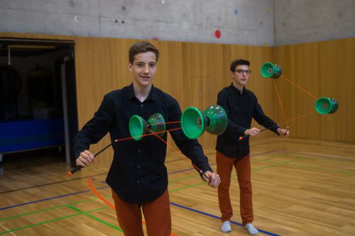 Konstantin (l.) und Samuel trainieren drei Mal in der Woche im Turnsaal der Schule in Bürs. Foto:VN/Steurer