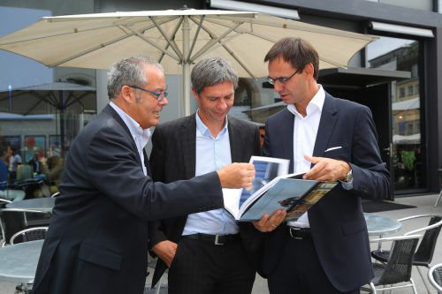 KUB-Kurator Rudolf Sagmeister, KUB-Direktor Thomas D. Trummer und LH Markus Wallner mit dem druckfrischen Bildband. VN/Hofmeister