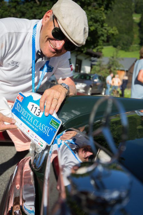 Letzte Vorbereitungen zur 20. Silvretta Classic. Die Jubiläumsausfahrt wurde gestern mit einem Prolog in Schruns gefeiert.  Fotos: VN/Hartinger