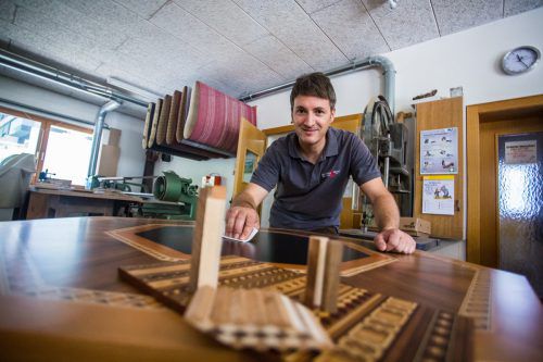 Markus Juen ist einer der wenigen Tischler, die noch mit dem alten Handwerk vertraut sind. Foto: VN/Steurer
