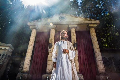 Michel Pohl steht bei acht der 13 Vorstellungen als Jesus auf der imposanten Bühne.  Foto: VN/Steurer