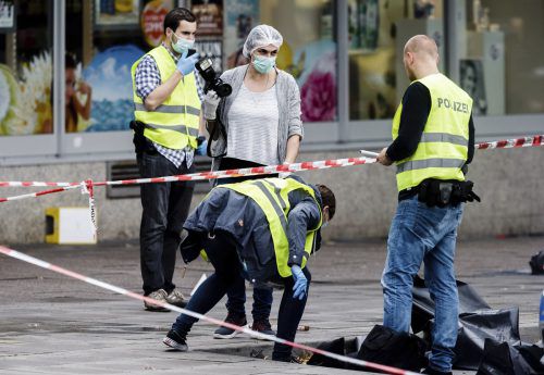 Mitarbeiter der Mordkommission sichern die Spuren am Tatort vor dem Supermarkt in Hamburg. Foto: ap