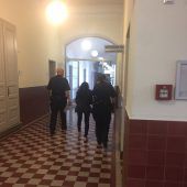 Pflegekraft als diebische Elster
