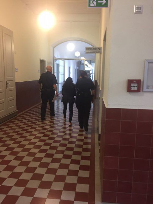 Nach dem Prozess geht es für die Verurteilte zurück in die Zelle. VN