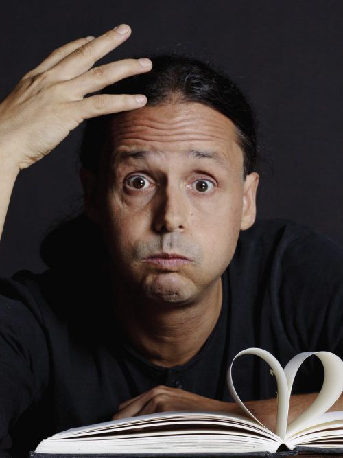 Philipp Weber – Kabarettist, Autor und Verbraucherschützer – ist heute mit seinem aktuellen Programm „Weber No. 5: Ich liebe ihn!“ im Rahmen des Foen-x-Festivals in der Kammgarn in Hard zu Gast. foto: Philipp Weber